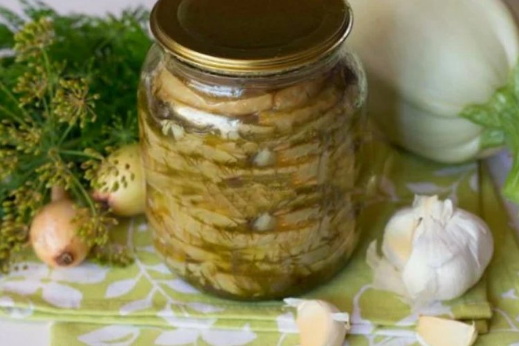Gebratene Zucchini in Mehl für den Winter