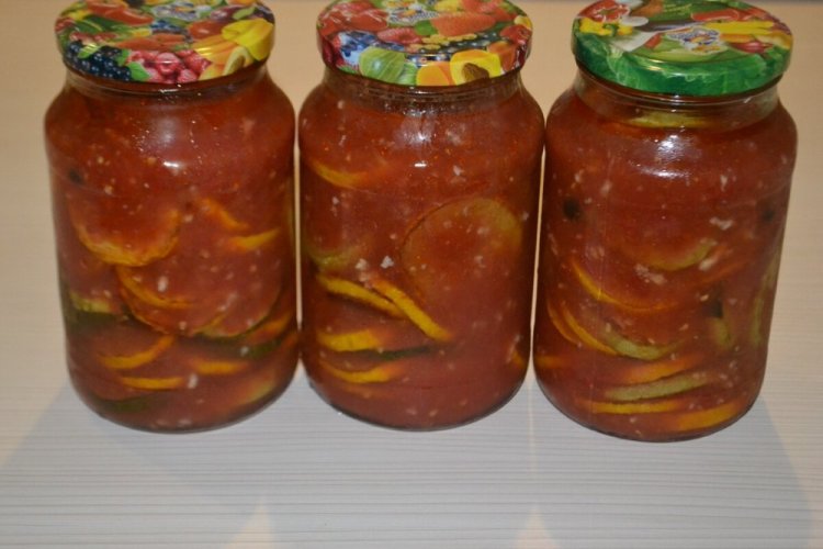 Gebratene Zucchini in Tomatensauce für den Winter