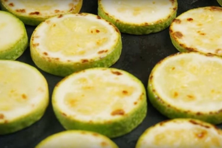 Gebratene Zucchini im Gefrierschrank