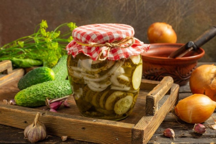 Ensalada «Nezhinsky» con cebolla, ajo y eneldo para el invierno