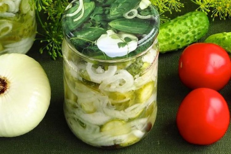 Ensalada «Nezhinsky» ligeramente salada