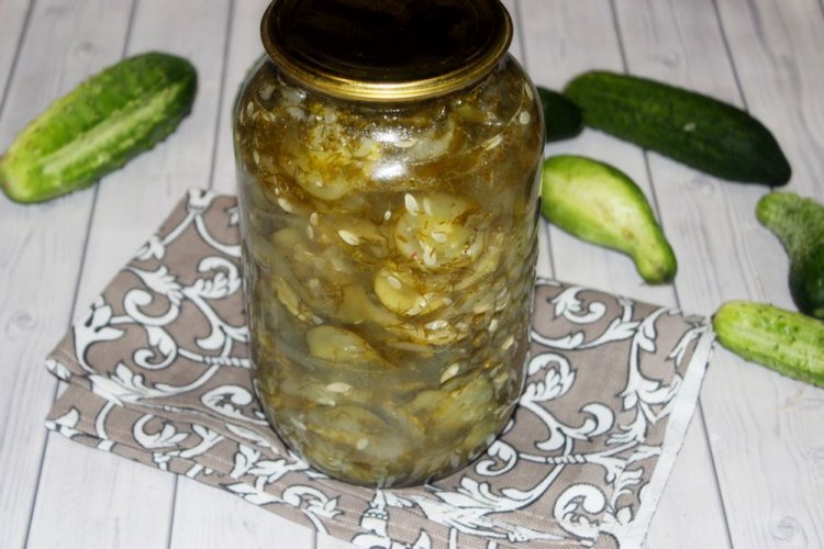 Ensalada «Nezhinsky» con pepinos, eneldo y zumo de limón para el invierno