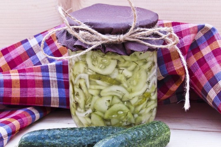 Ensalada Nezhinsky de pepinos con cebolla y vinagre balsámico