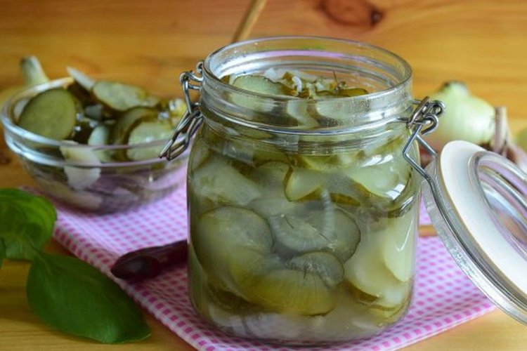 Ensalada Nezhinsky de pepinos demasiado maduros para el invierno