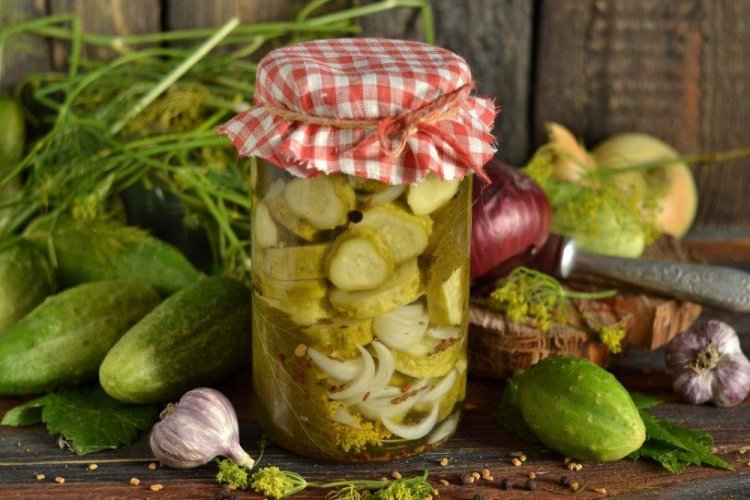 Ensalada «Nezhinsky» de pepinos según una receta especial