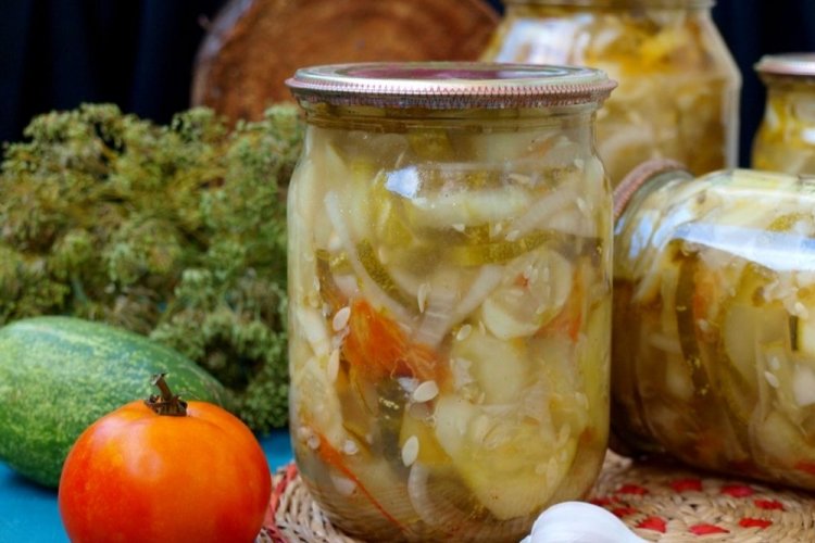 Ensalada «Nezhinsky» de pepinos con tomates y cebolla