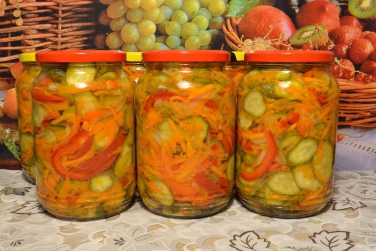 Ensalada «Nezhinsky» de pepinos, zanahorias y pimiento dulce