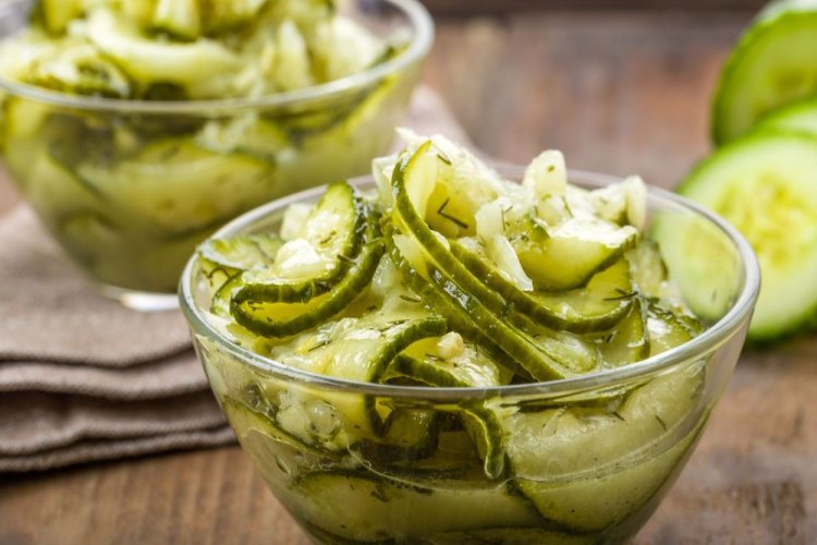 Ensalada «Nezhinsky» de pepinos con vinagre de arroz y aceite de sésamo