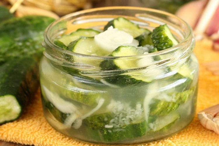 Ensalada «Nezhinsky» de pepinos con cebolla y raíz de rábano picante