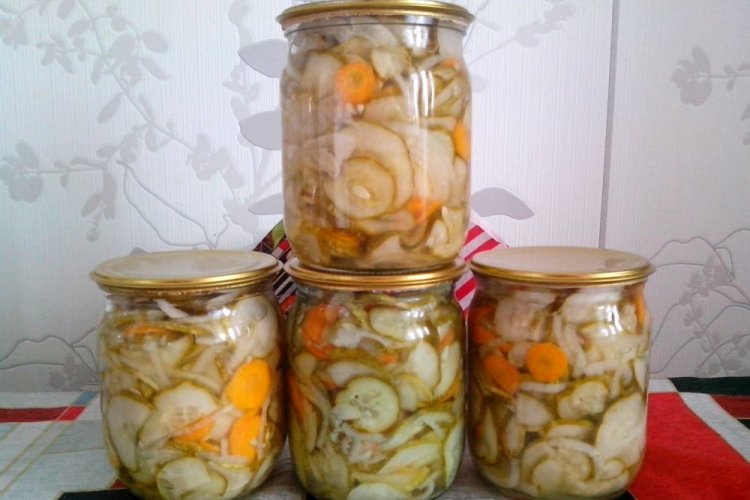 Ensalada «Nezhinsky» de pepinos con cebolla y zanahorias para el invierno