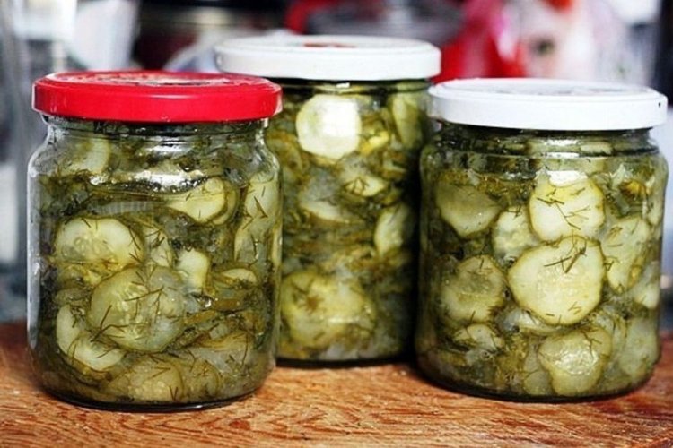 Ensalada Nezhinsky con aceite y vinagre