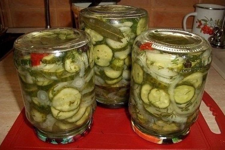 Ensalada Nezhinsky de pepinos, cebolla y pimiento picante