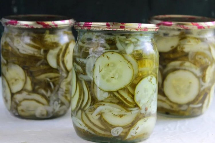 Ensalada «Nezhinsky» de pepinos con cebolla y ácido cítrico