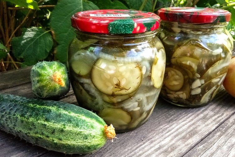 Ensalada «Nezhinsky» de pepinos con mostaza