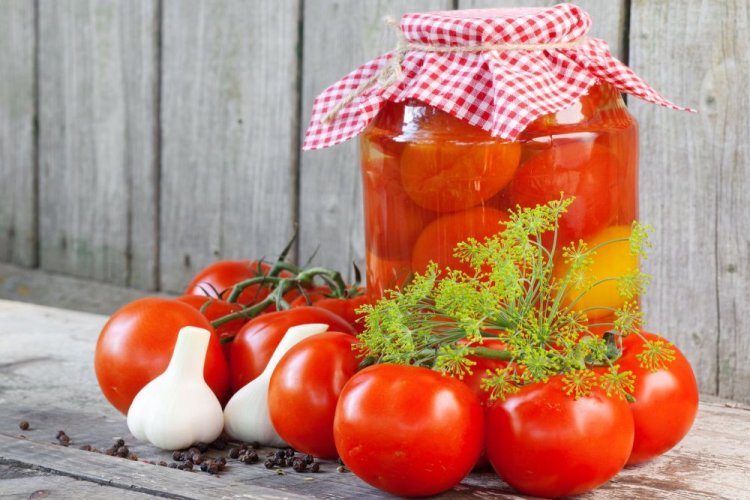 Eingelegte Tomaten mit Knoblauch für den Winter