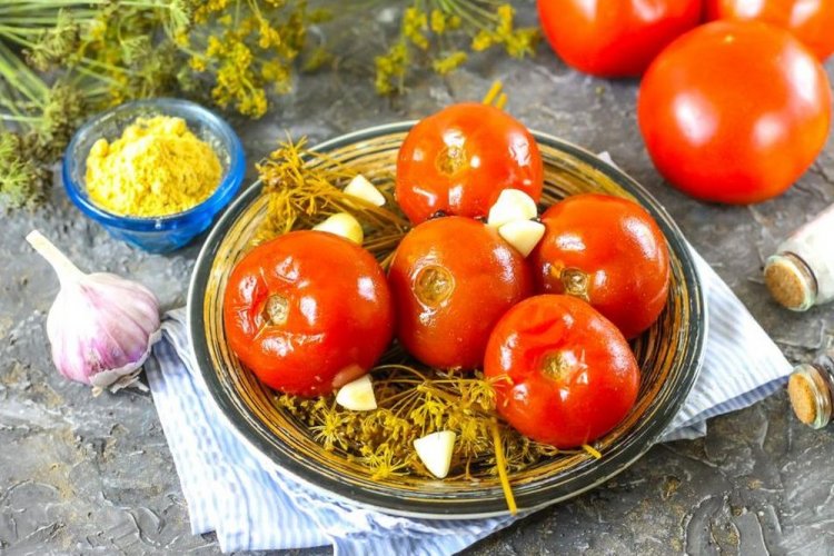 Pikante Tomaten mit Knoblauch und Senf für den Winter
