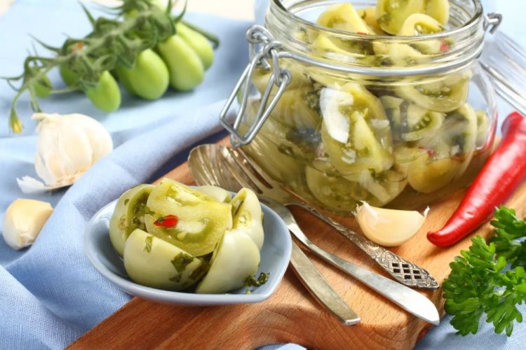 Grüne Tomaten mit scharfem Pfeffer, Petersilie und Knoblauch für den Winter