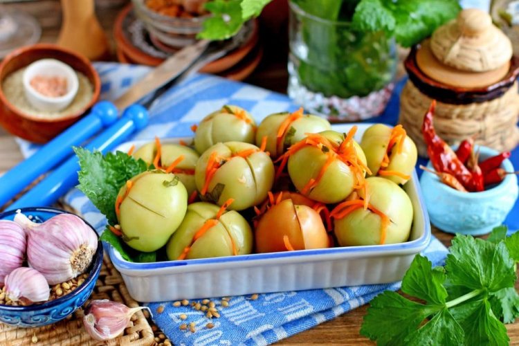 Grüne Tomaten, gefüllt mit Karotten und Knoblauch für den Winter