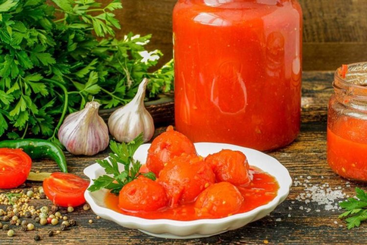 Tomaten in eigenem Saft mit Knoblauch für den Winter