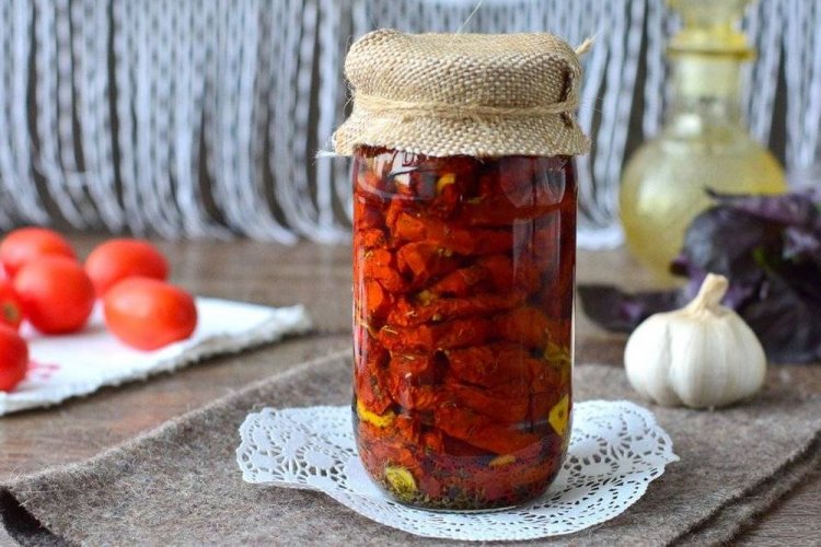 Getrocknete Tomaten mit Knoblauch und Basilikum