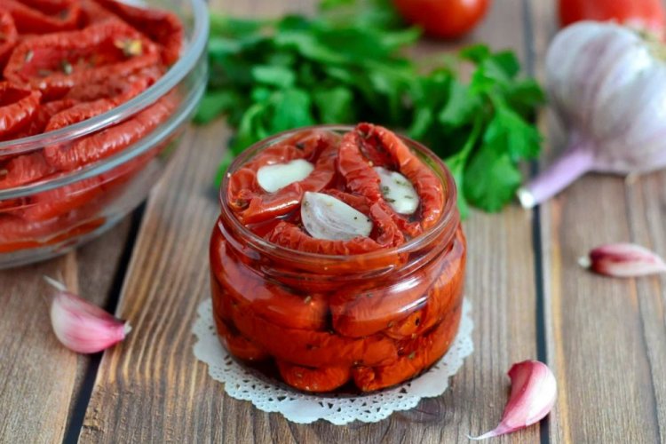 Getrocknete Tomaten mit Knoblauch im Dörrautomaten