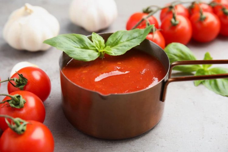 Tomatensauce mit Knoblauch für den Winter