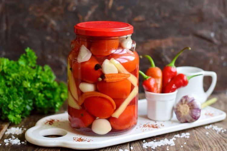 Tomaten mit Knoblauch, Zwiebeln, süßem und scharfem Pfeffer für den Winter