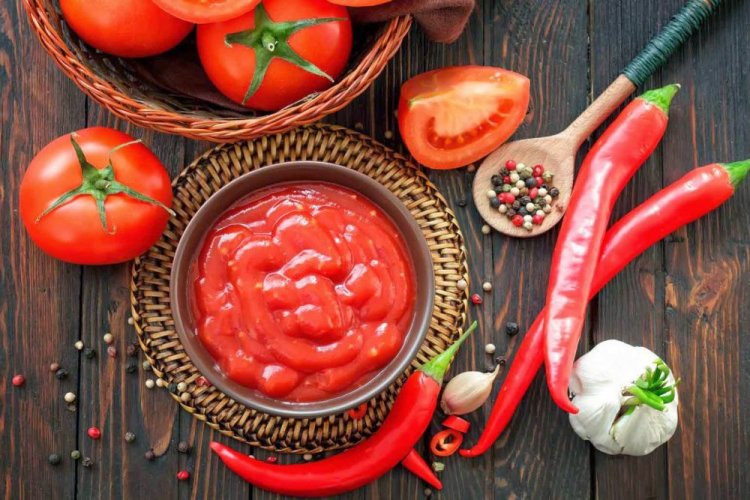 Ketchup aus Tomaten mit Knoblauch für den Winter