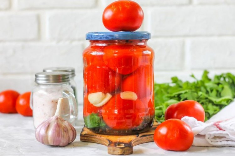 Tomaten mit Knoblauch ohne Essig für den Winter
