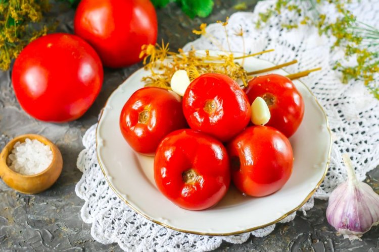 Eingelegte Tomaten mit Knoblauch und Zitronensäure