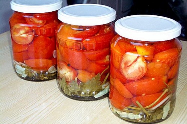 Halbierte Tomaten mit Knoblauch und Petersilie für den Winter