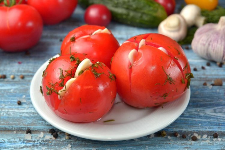 Mit Kräutern und Knoblauch gefüllte Tomaten für den Winter