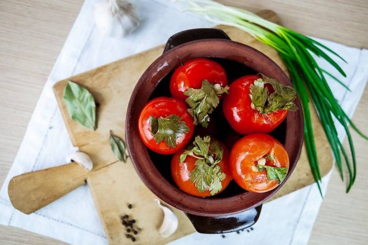 Mit Knoblauch und Petersilie gefüllte Tomaten für den Winter