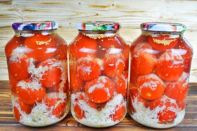 Tomaten mit Senf im Knoblauchschnee für den Winter