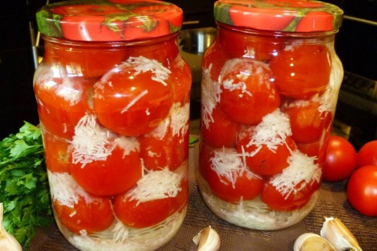 Tomaten mit Knoblauch und Meerrettich für den Winter
