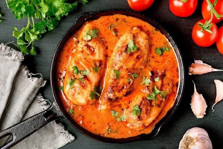Tomatensauce mit saurer Sahne für Hähnchen