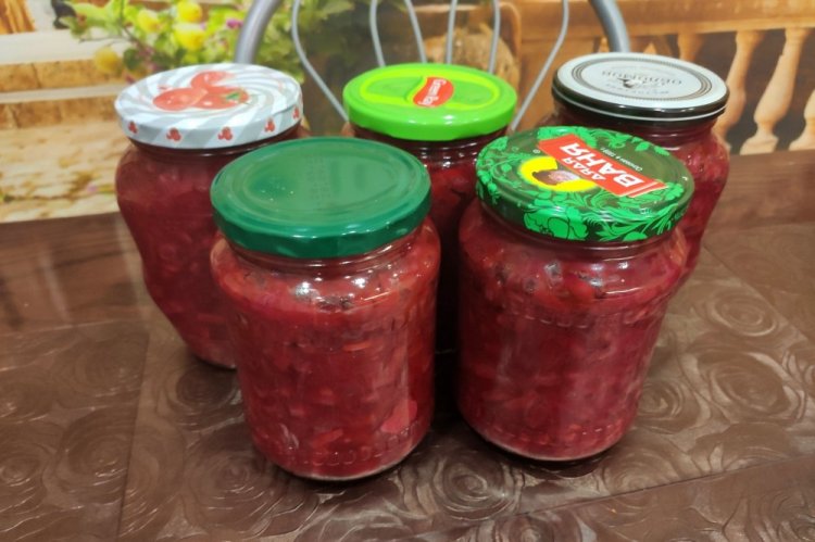 Ensalada de frijoles, patatas y pepinillos para el invierno