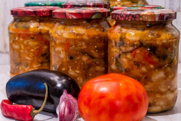 Ensalada de frijoles y berenjenas para el invierno