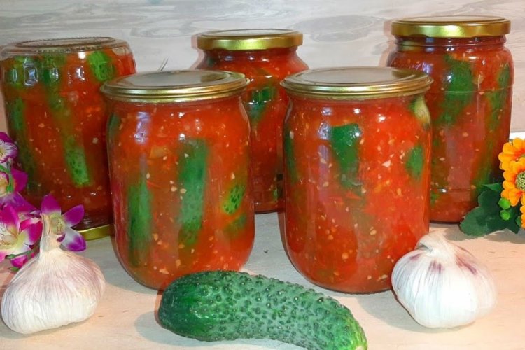 Pepinos en salsa de tomate picante para el invierno