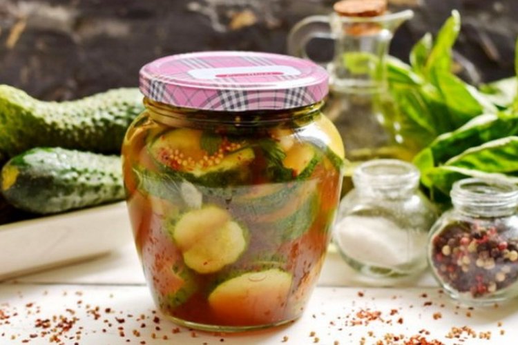 Pepinos cortados con mostaza en salsa de tomate