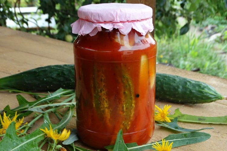 Pepinos en bastones en salsa de tomate para el invierno