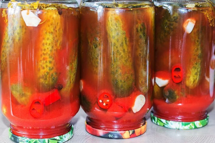 Pepinos con chile picante y ajo en salsa de tomate