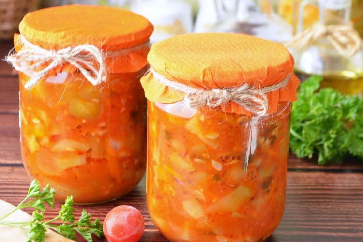 Ensalada de pepinos, cebolla y zanahoria en salsa de tomate