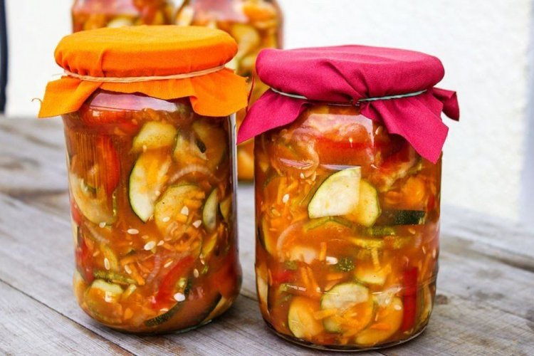 Ensalada de pepinos y pimiento morrón en salsa de tomate
