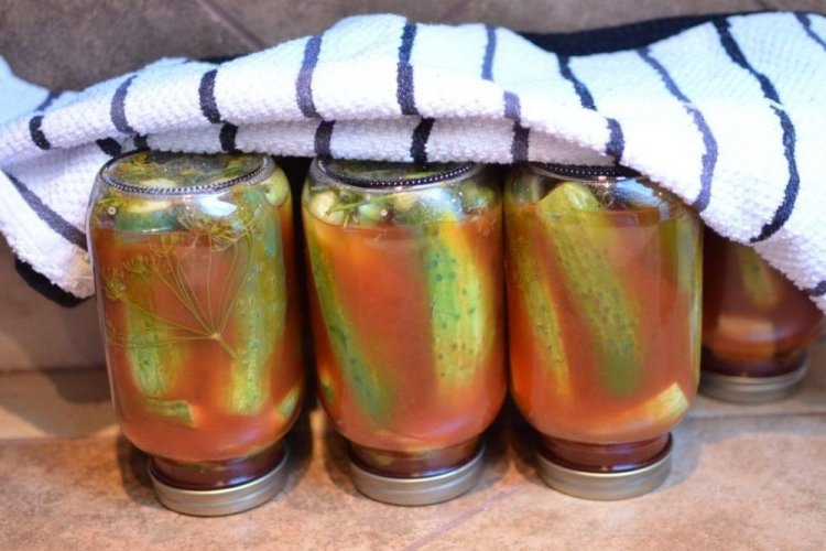 Pepinos en marinada de tomate dulce para el invierno