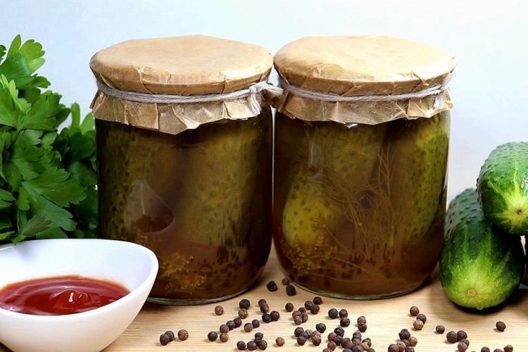 Pepinos en salsa de tomate con esterilización