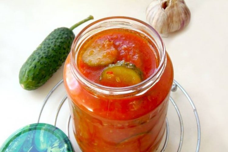 Pepinos cortados en salsa de ajo y tomate para el invierno