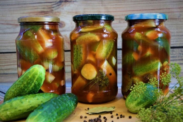 Pepinos cortados en salsa de tomate con zumo de limón