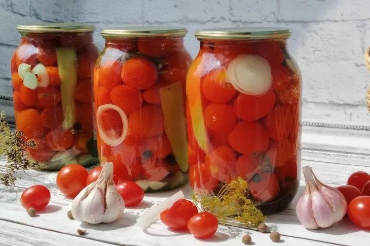 Tomates encurtidos con cebolla, pimiento morrón y ajo