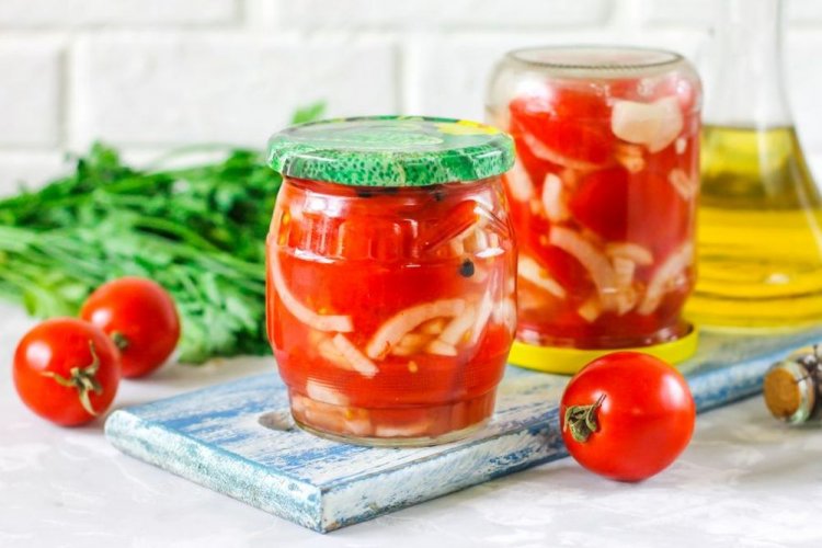 Ensalada de tomates con cebolla y raíz de rábano picante para el invierno